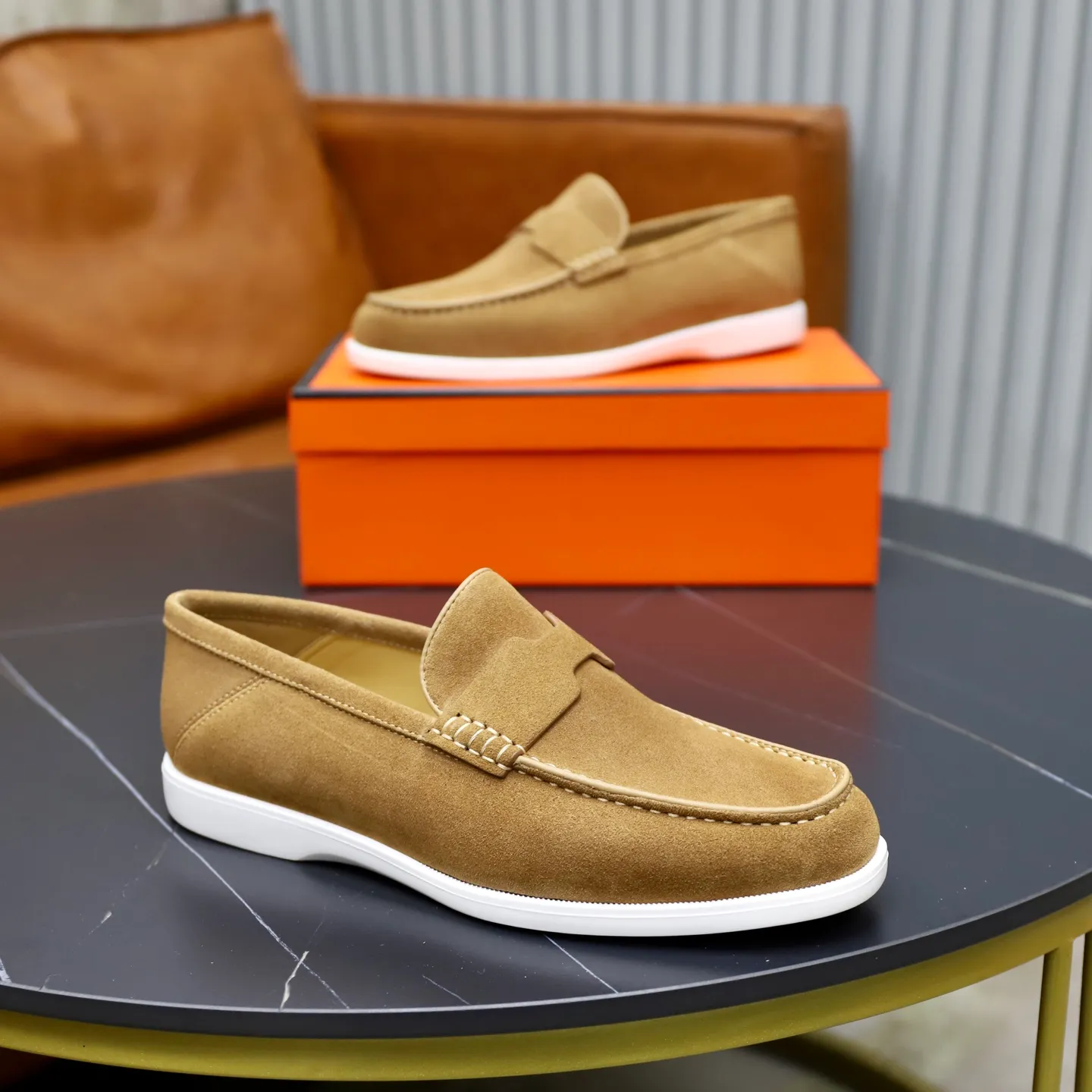 Ex-factory price: 540💰Hermès/Hermès slip-on men's shoes. This shoe is made of imported cow suede leather, with simple and smooth lines, and a 3CM rubber foam ultra-light sole combined with aerodynamic design! Youthful and fashionable, H button decoration, contrasting leather embellishment on the heel, calf lining to gently wrap your feet, with embossed logo cowhide feet, leather rock strips, casual and urban style, highlighting youthful vitality, sports and leisure version, super versatile Size number: 38-39-40-41-42-43-44 Standard leather shoe size (45 can be customized but does not support returns)